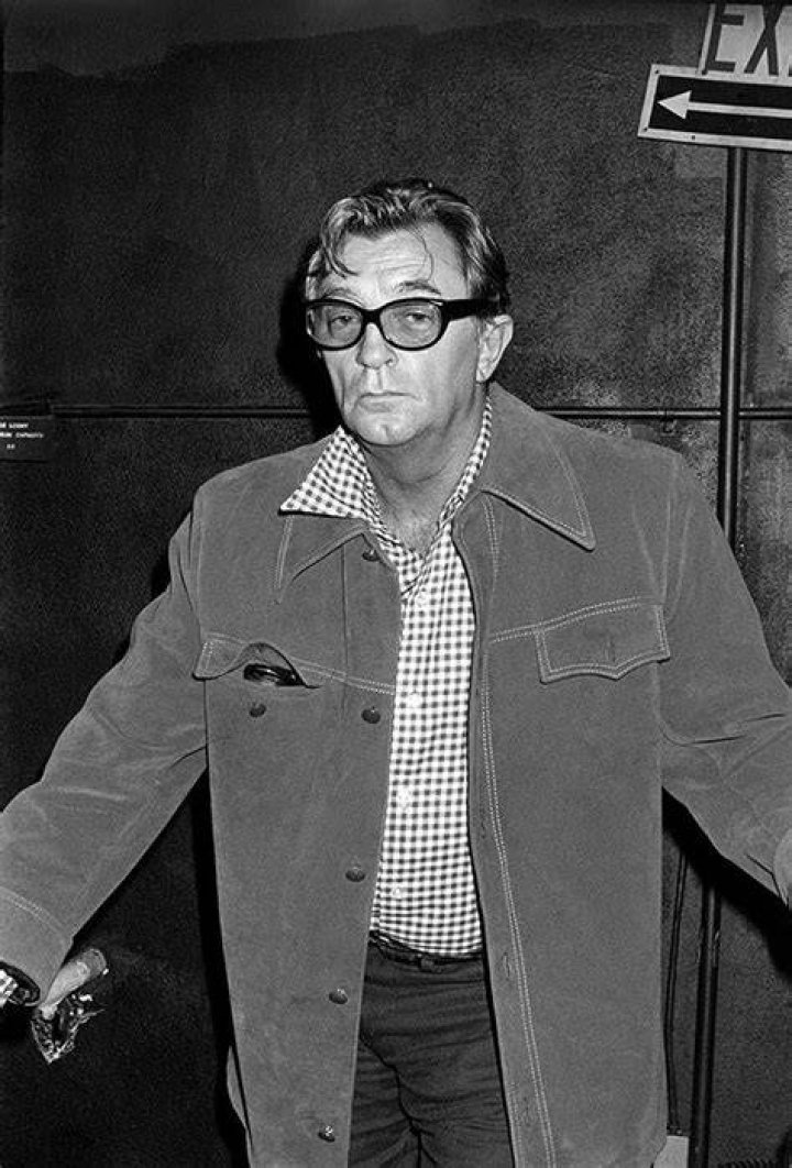 Robert Mitchum Biography - Facts, Childhood, Family Life & Achievements