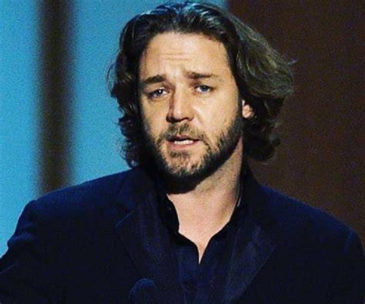 Russell Crowe Biography - Facts, Childhood, Family Life & Achievements