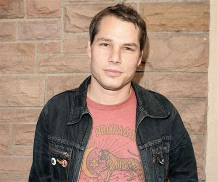 Shepard Fairey Biography - Childhood, Life Achievements & Timeline