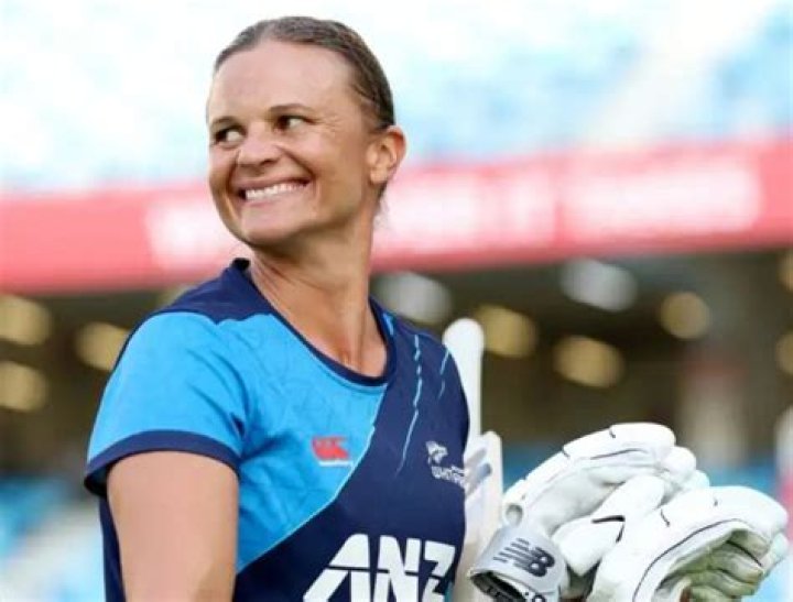 Suzie Bates family, height, current teams, salary, net worth, Instagram