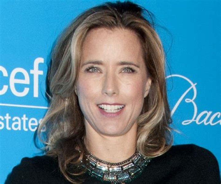 Téa Leoni Biography - Facts, Childhood, Family Life & Achievements