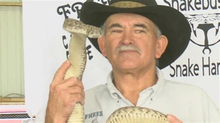 Texas rattlesnake handler dies video
