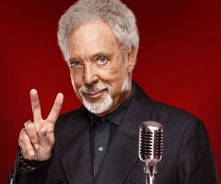 Tom Jones Biography - Facts, Childhood, Family Life & Achievements