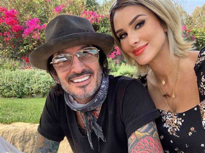tommy lees fiancee brittany furlan slams marriage rumor after wedding pic goes viral ftr1