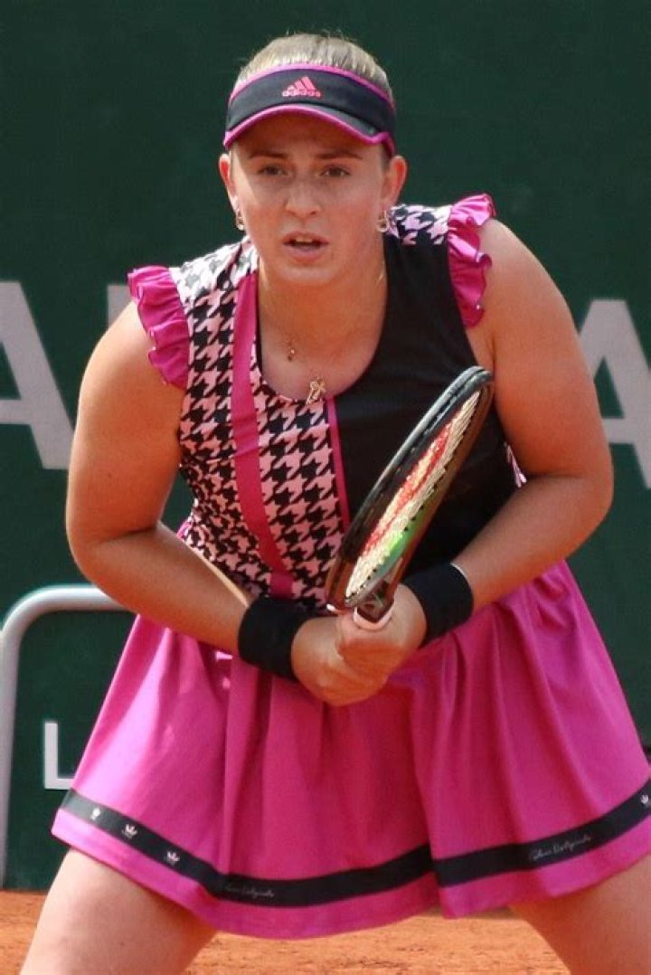 What brand does Jeļena Ostapenko wear?