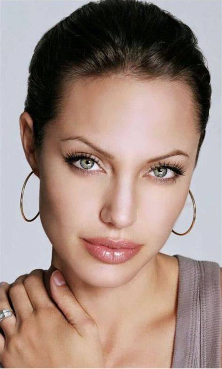 What color are Angelina Jolie eyes? – Celebrity