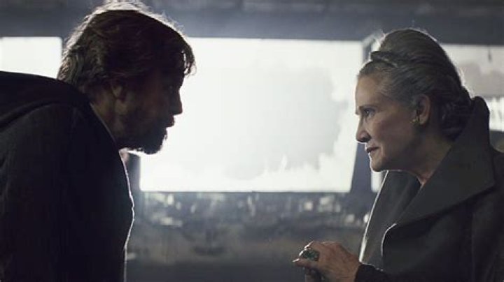 What does Luke give Leia in ‘Star Wars: The Last Jedi?’
