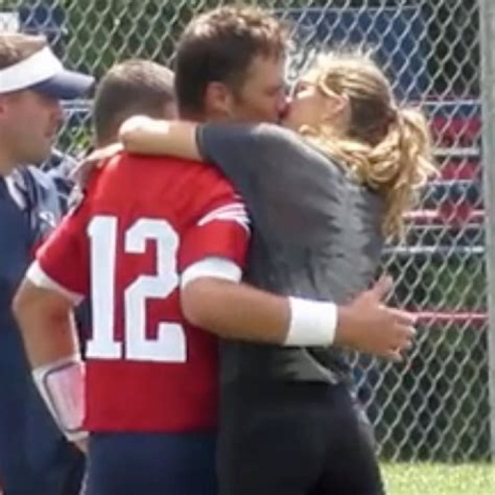What episode does Brady Kiss Makayla? – Celebrity