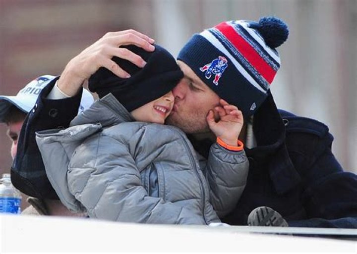 What episode does Brady Kiss Makayla?
