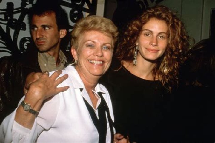 What happened to Julia Roberts mother?