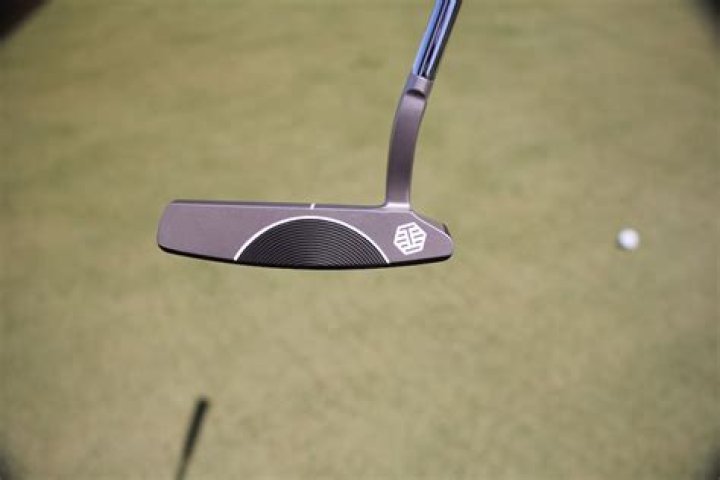 What kind of putter does Emiliano Grillo use?