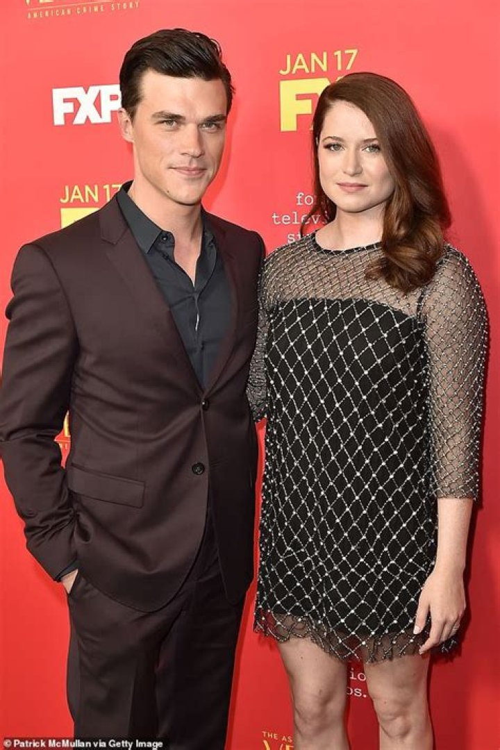 Who is Finn Wittrock wife Sarah Roberts?