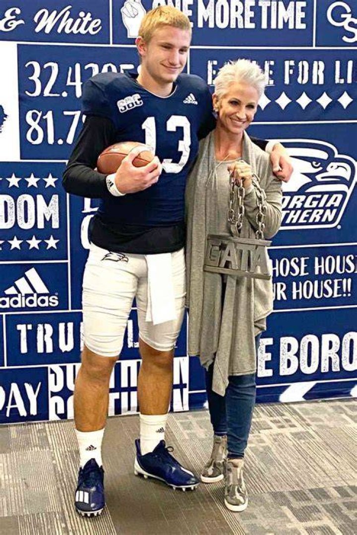 Who is Kurt Warner’s son Elijah Storm Warner? Wikipedia, age, height, mom, Temple, team, stats, IG