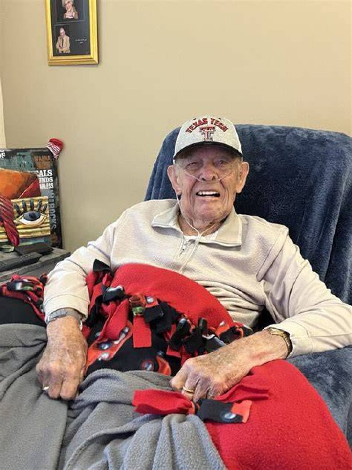 Who Is The Oldest Living Quarterback? – Celebrity