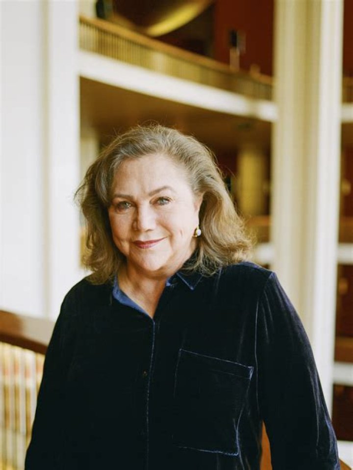 Why is Kathleen Turner’s voice so deep? – Celebrity
