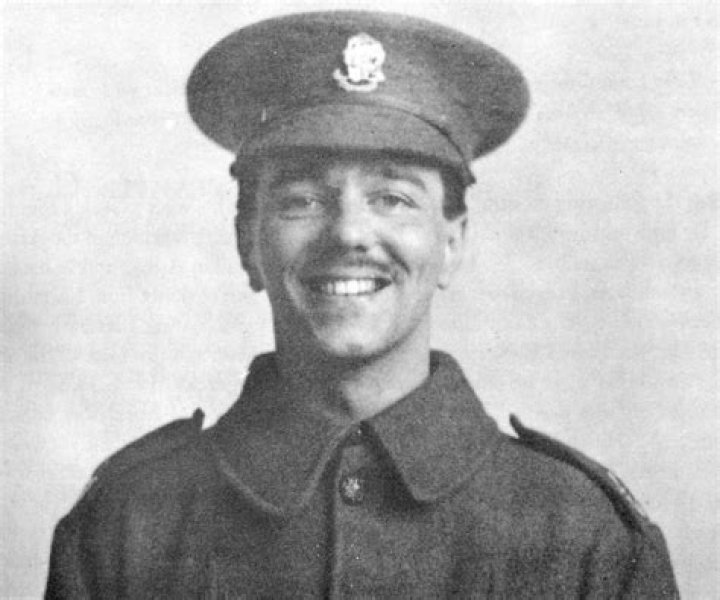 Wilfred Owen Biography - Childhood, Life Achievements & Timeline