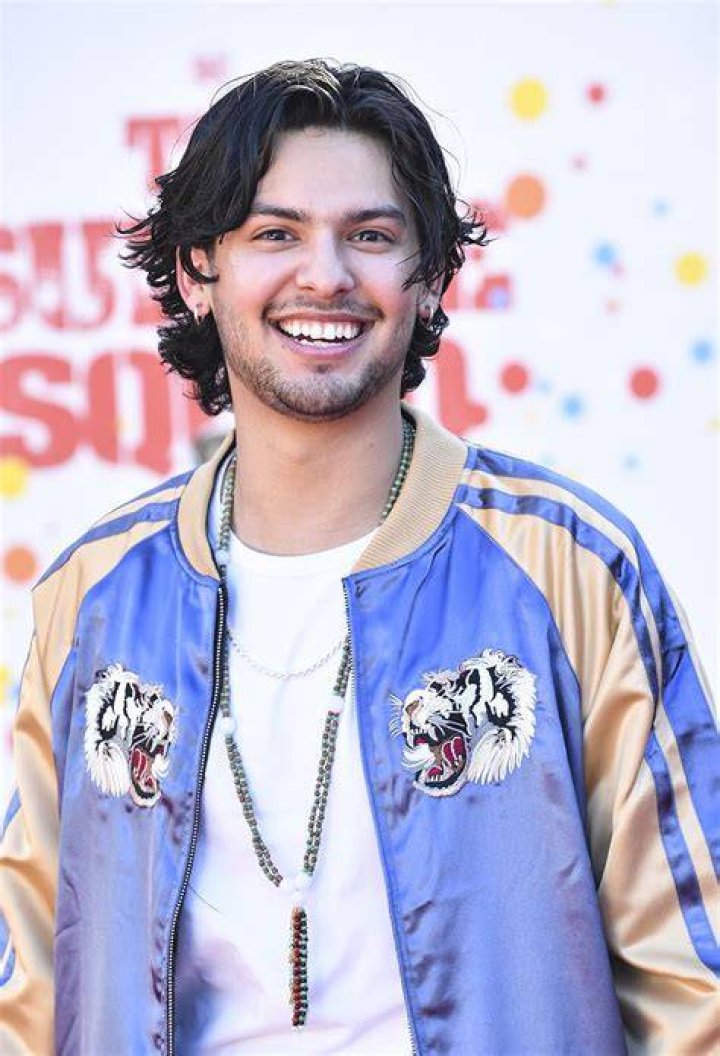Xolo Maridue&ntilde;a Biography