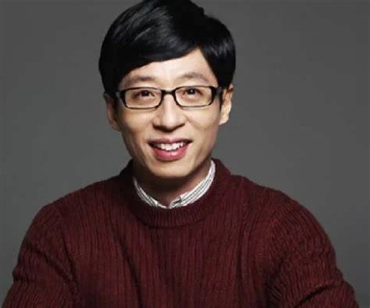 Yoo Jae-suk Biography - Facts, Childhood, Family & Achievements of South Korean Comedian & Television Personality